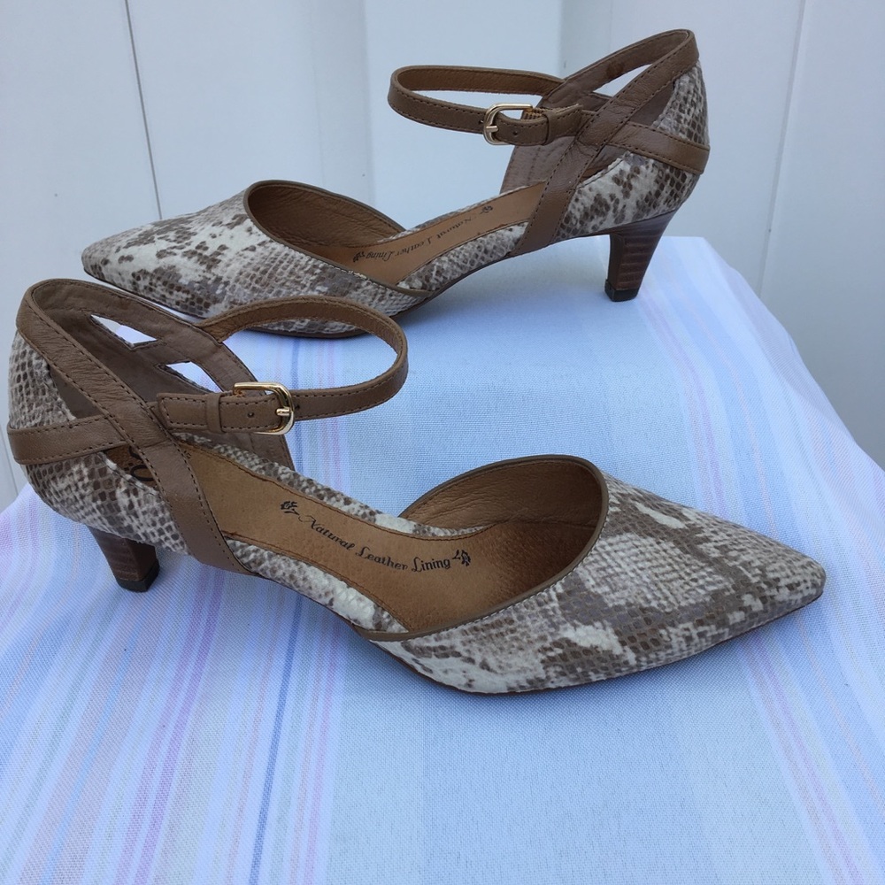 Sofft snakeskin heels size 8.5